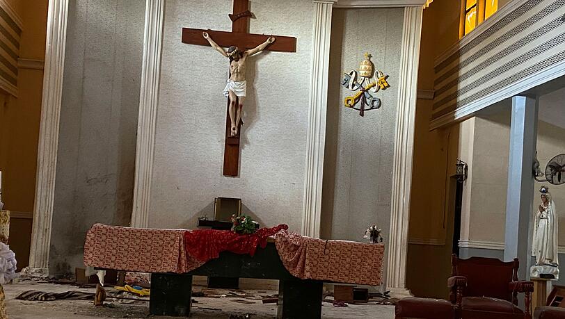 Blick auf den Altar der katholischen Kirche St. Francis nach einem Angriff, in dem Dutzende Menschen getötet worden sind.