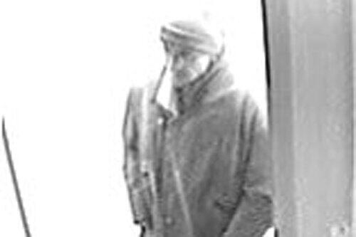 Als Täter steht ein 46-Jähriger bald vor Gericht, auf dem Foto verlässt er die Wohnung kurz nach der Tat.