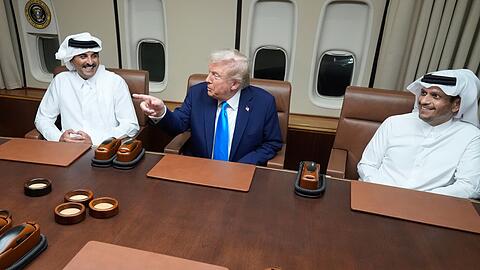 Der US-Präsident trifft den Emir von Katar und den Ministerpräsidenten des Landes an Bord der Air Force One.