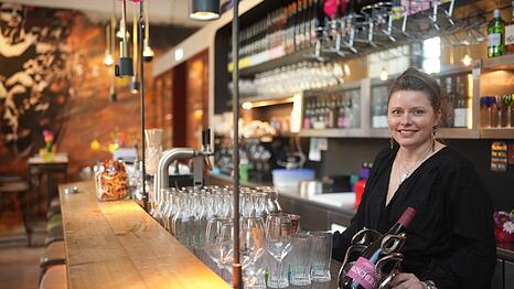 Candy Calligaro hat genug. Den Pachtvertrag f&uuml;r ihre Frank Weinbar l&auml;sst sie zum September auslaufen. &bdquo;Erl&ouml;st&ldquo; f&uuml;hle sie sich, daher wollte sie auf dem Foto lieber l&auml;cheln.