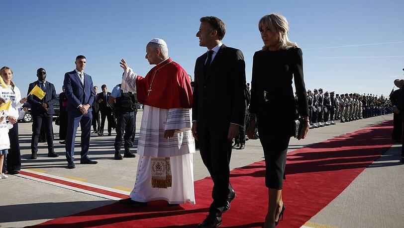 Papst Leo XIV. mit Frankreichs Präsident Emmanuel Macron und dessen Ehefrau Brigitte. Papst Leo XIV. mit Frankreichs Präsident Emmanuel Macron und dessen Ehefrau Brigitte.