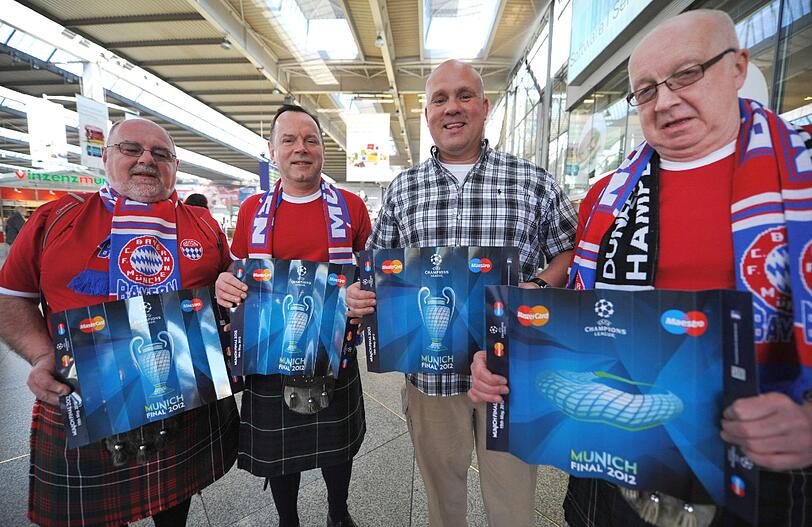 Hier feiern die Bayern-Fans unsere Stadt in den Ausnahmezustand! Die Bilder aus der Fußball-Stadt!