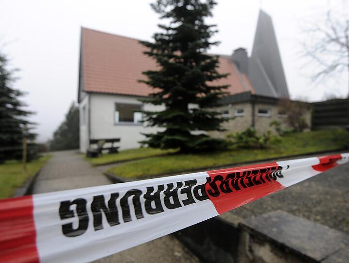 Auch das Nachbargebäude der Pfarrgemeinde "Zur Heiligen Familie" wurde von der Polizei abgeriegelt.
