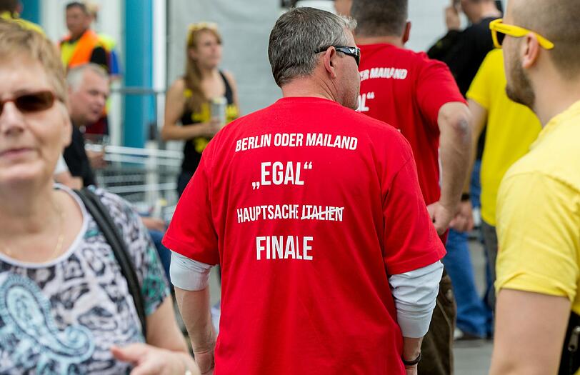 Vor dem DFB-Pokalfinale ist die Berliner Innenstadt von Dortmund und Bayern-Fans belagert. Die Bilder!
