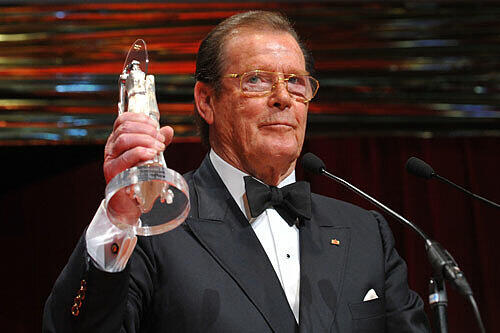 Der britische Schauspieler Sir Roger Moore bedankt sich für die Auszeichnung. Er wurde für sein Lebenswerk geehrt...