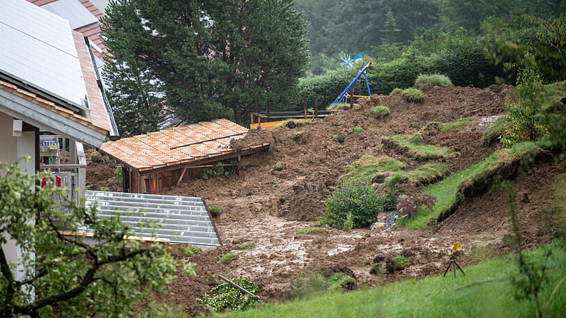 Erneut Vachenlueg: Der Garten eines Wohnhauses ist mit Erde und Schlamm bedeckt.