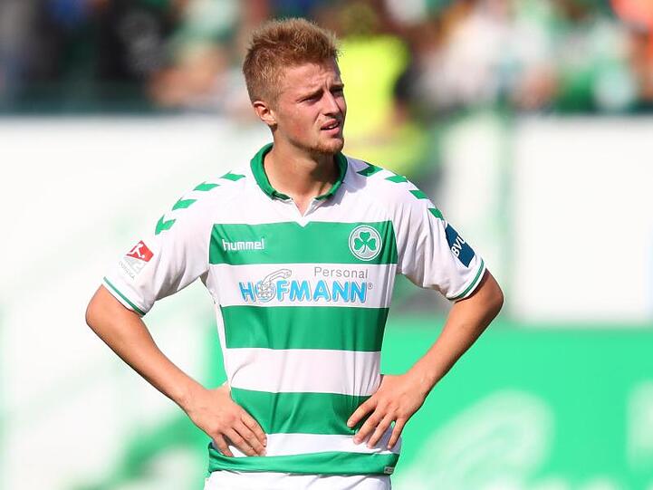 Der Fürther Sebastian Ernst steht nach dem Abpfiff auf dem Rasen. Das Spiel endete 1:1. Foto: Daniel Karmann/Archiv