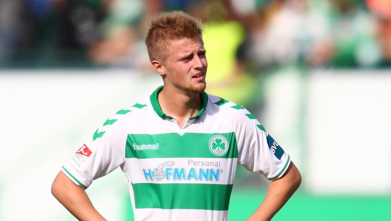 Der Fürther Sebastian Ernst steht nach dem Abpfiff auf dem Rasen. Das Spiel endete 1:1. Foto: Daniel Karmann/Archiv