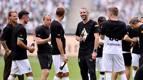 Ein Prost auf die Champions League: Gladbach-Coach Marco Rose (M) stößt mit seinen Spielern auf die Königsklasse an.