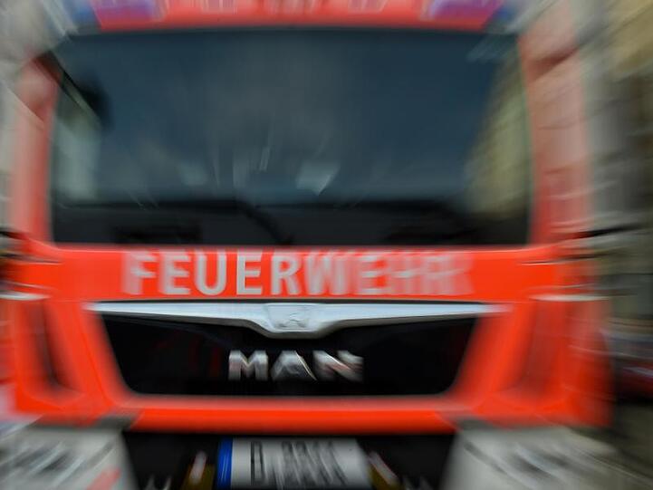 Ein Feuerwehrauto steht auf einer Straße. Foto: Britta Pedersen/Archiv