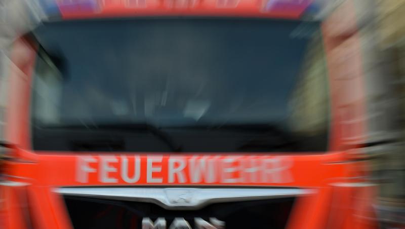 Ein Feuerwehrauto steht auf einer Straße. Foto: Britta Pedersen/Archiv Ein Feuerwehrauto steht auf einer Straße. Foto: Britta Pedersen/Archiv