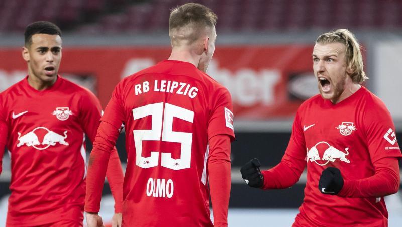 Leipzigs Dani Olmo (M) bejubelt sein Tor.