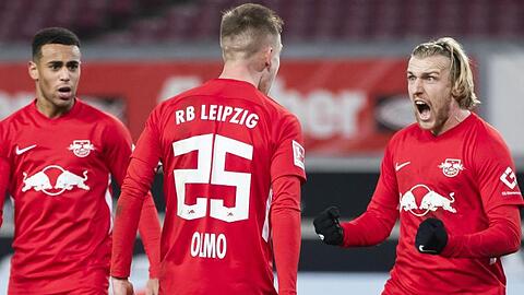 Leipzigs Dani Olmo (M) bejubelt sein Tor.