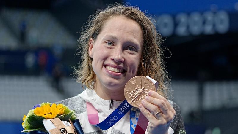 Sarah Köhler strahlt mit ihrer Bronzemedaille um die Wette.