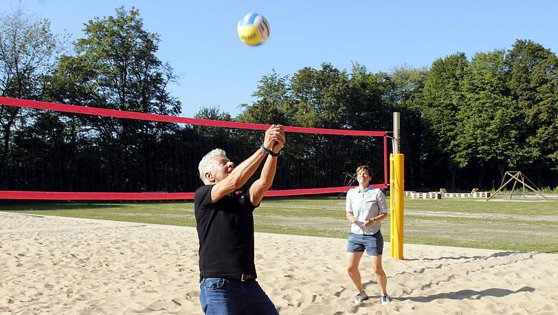 OB Dieter Reiter, sonst eher Freizeitfußballer, probiert sich im Hermann-von-Siemens-Sportpark im Beachvolleyball aus.
