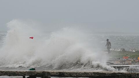 Mit voller Kraft trifft "Melissa" auf die Küste Jamaikas.