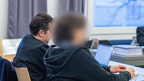 Der Angeklagte im sogenannten Champagner-Prozess sitzt im Verhandlungssaal des Landgerichts Weiden neben seinem Verteidiger.