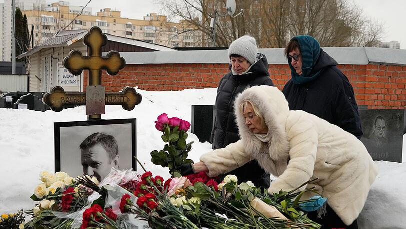 Angeh&ouml;rige des vor zwei Jahren im Straflager zu Tode gequ&auml;lten Kremlgegners Alexej Nawalny haben am Grab des russischen Oppositionsf&uuml;hrers Blumen niedergelegt.