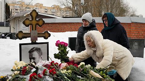 Angeh&ouml;rige des vor zwei Jahren im Straflager zu Tode gequ&auml;lten Kremlgegners Alexej Nawalny haben am Grab des russischen Oppositionsf&uuml;hrers Blumen niedergelegt.