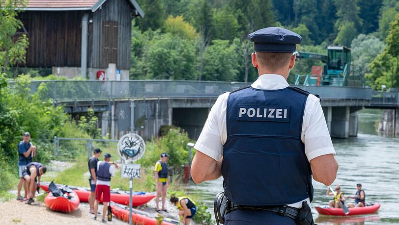 Mit dem Schlauchboot auf der Isar zu fahren ist beliebt - kann aber nicht ganz ungefährlich sein. (Archivbild) Mit dem Schlauchboot auf der Isar zu fahren ist beliebt - kann aber nicht ganz ungefährlich sein. (Archivbild)