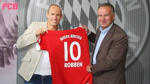 Schnell noch zum Doc: Arjen Robben joggt aus der Praxis von Bayern-Arzt Hans-Wilhelm Müller-Wohlfahrt Schnell noch zum Doc: Arjen Robben joggt aus der Praxis von Bayern-Arzt Hans-Wilhelm Müller-Wohlfahrt