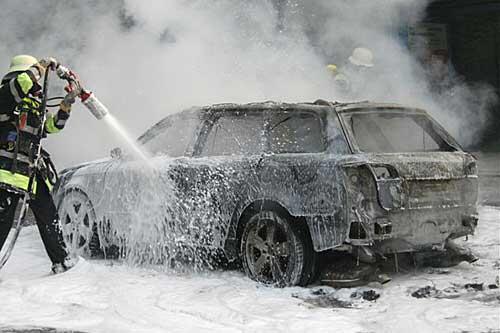 Die Feuerwehr löschte den Band, das Auto wurde dabei total zerstört.