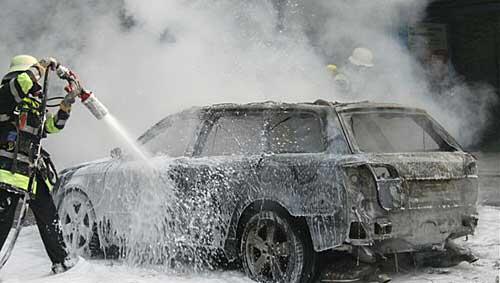 Die Feuerwehr löschte den Band, das Auto wurde dabei total zerstört. Die Feuerwehr löschte den Band, das Auto wurde dabei total zerstört.