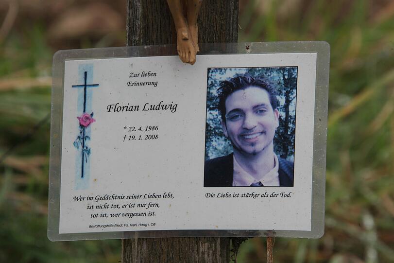 Florian Ludwig wurde bloß 21. Ein halbes Jahr vor seinem Tod hatte er geheiratet. Das Kreuz an der B 12 stand vorher auf seinem Grab.