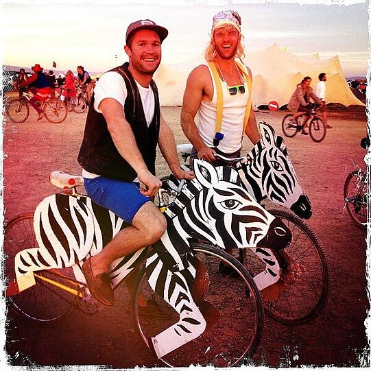 Es ist das wohl kurioseste Treffen von Individualisten: "Alles ist möglich" lautet der Slogan des "Afrika Burn Festival" in der Karoo-Halbwüste - sehen Sie hier die schrägsten Bilder.