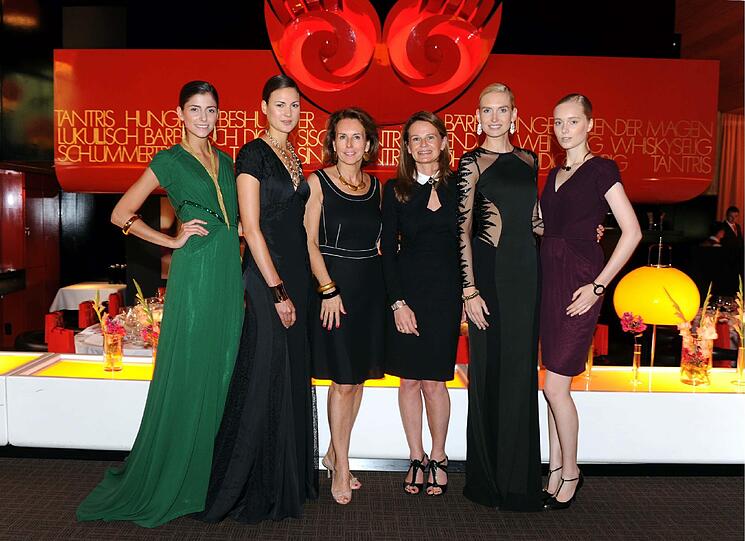 Gitta Gräfin Lambsdorff und Ariane Günthert mit Models.