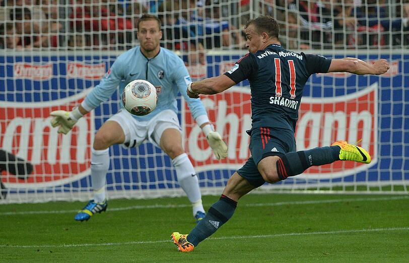 XHERDAN SHAQIRI, Note 2: Nahe der Heimat Basel locker und pfiffig. Das 1:0: Schweizer Maßarbeit, zwischen Torwart und Pfosten passte nur der Ball. Als Ribéry-Statthalter spritzig und erfrischend, beinahe super-super.