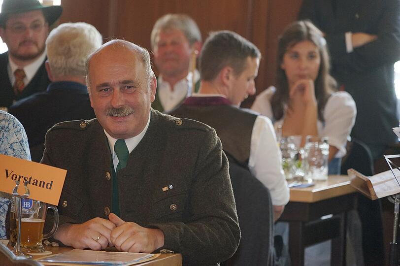 Und das ist der Mann, der so auf den BR schimpft: Hubert Dorn, Generalsekretär der Bayernpartei.