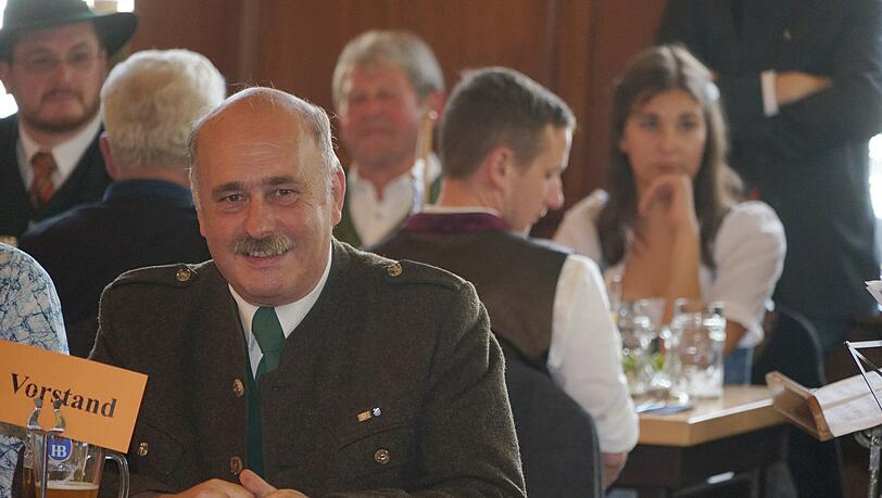 Und das ist der Mann, der so auf den BR schimpft: Hubert Dorn, Generalsekretär der Bayernpartei. Und das ist der Mann, der so auf den BR schimpft: Hubert Dorn, Generalsekretär der Bayernpartei.