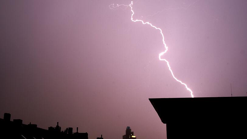 Am Pfingstmontag wurden zwei Wanderer von einem Unwetter überrascht. Einer der beiden starb nach einem Blitzeinschlag. (Symbolfoto) Am Pfingstmontag wurden zwei Wanderer von einem Unwetter überrascht. Einer der beiden starb nach einem Blitzeinschlag. (Symbolfoto)
