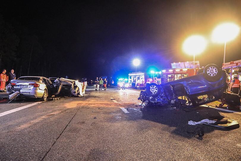 Unfall-Drama auf der A3 bei Nürnberg - Bilder vom Bergungseinsatz.