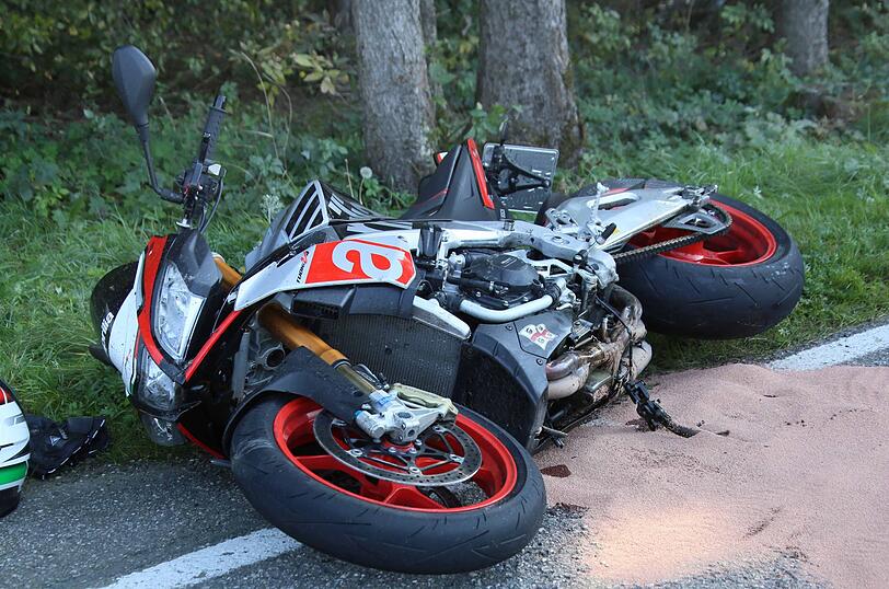 In Emertsham (Landkreis Traunstein) ereignete sich am Sonntag ein tödlicher Verkehrsunfall. Zwei Motorräder sind dabei in einen Audi gerast, ein Mann wurde dabei getötet.