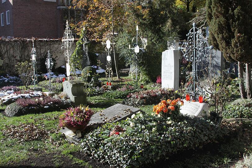 Gefragter Gottesacker: der Bogenhausener Friedhof - rechts im Vordergrund ist zum Beispiel das Grab vom Monaco Franze zu sehen.