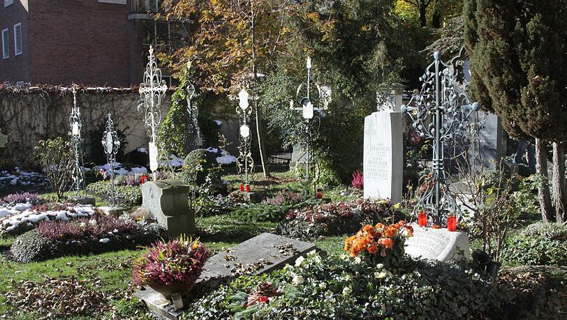 Gefragter Gottesacker: der Bogenhausener Friedhof - rechts im Vordergrund ist zum Beispiel das Grab vom Monaco Franze zu sehen. Gefragter Gottesacker: der Bogenhausener Friedhof - rechts im Vordergrund ist zum Beispiel das Grab vom Monaco Franze zu sehen.