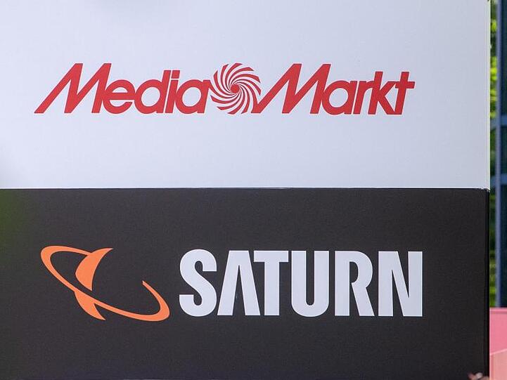 Ein Schild mit den Schriftzügen von Mediamarkt und Saturn. Foto: Armin Weigel/dpa/Archivbild