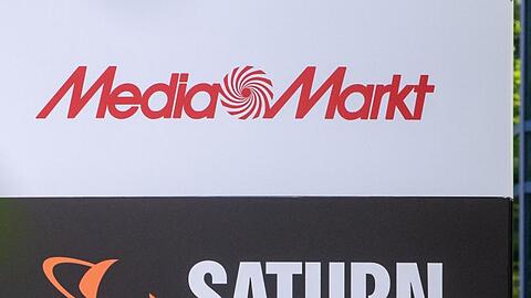 Ein Schild mit den Schriftzügen von Mediamarkt und Saturn. Foto: Armin Weigel/dpa/Archivbild