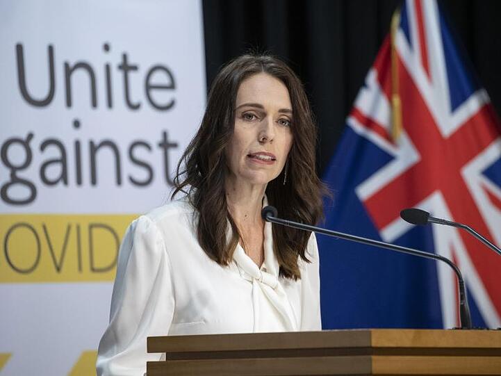 Das Archivfoto zeigt Neuseelands Premierministerin Jacinda Ardern bei einer Corona-Pressekonferenz im April.
