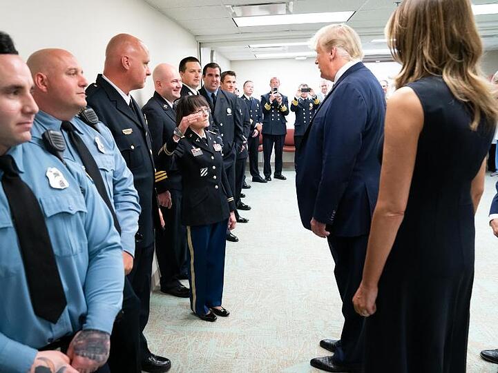 Im Miami Valley Hospital spricht Trump mit Einsatzkräften.
