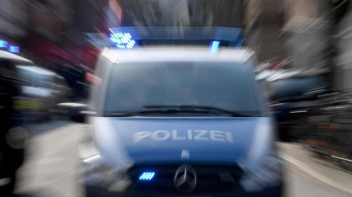 Polizeiwagen mit Blaulicht.