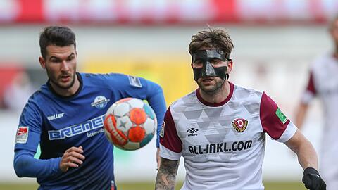 Paderborns Robin Yalcin (l) im Kampf um den Ball mit Dresdens Brandon Borrello (r).