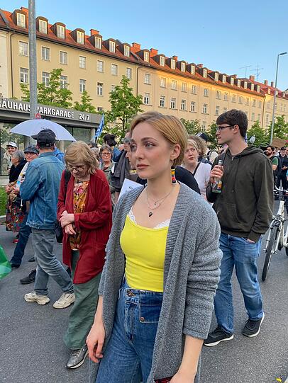 Nina produziert für die "Letzte Generation" Tiktok-Videos. Auch beim Protestmarsch am Donnerstagabend hat sie gefilmt.