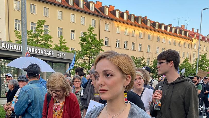 Nina produziert für die "Letzte Generation" Tiktok-Videos. Auch beim Protestmarsch am Donnerstagabend hat sie gefilmt. Nina produziert für die "Letzte Generation" Tiktok-Videos. Auch beim Protestmarsch am Donnerstagabend hat sie gefilmt.