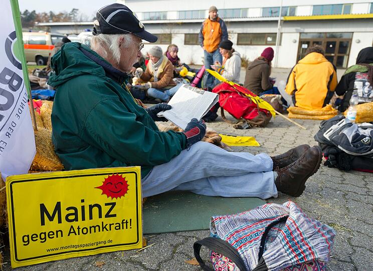 In dem grenznahen Städtchen Berg (Pfalz) haben sich schon am Donnerstag Demonstranten versammelt.