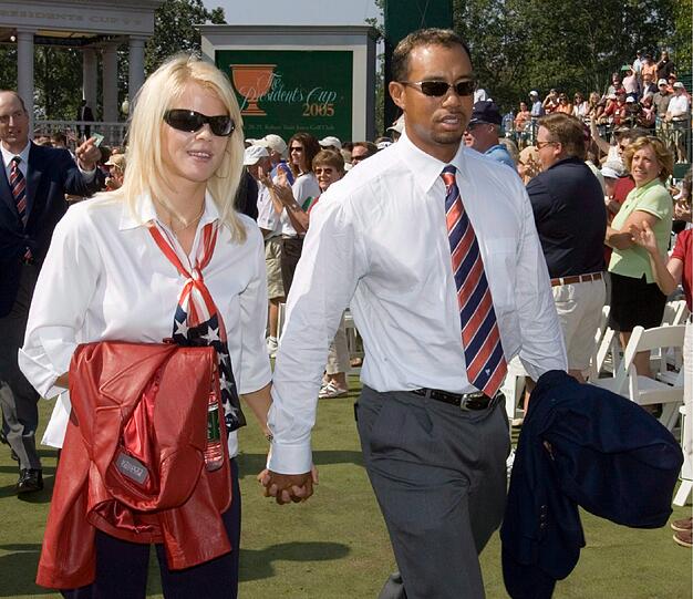 Die Hochzeit zwischen Tiger Woods und Elin Nordegren auf Barbados kostete geschätzte 1,5 Millionen Dollar und war streng abgeschirmt von der Öffentlichkeit. Nach Bekanntwerden mehrerer Seitensprünge des Tigers ließ sich Elin Nordegren scheiden. Die Scheidung dürfte Tiger Woods weitaus mehr als die Hochzeit gekostet habe. Mittlerweile hat Tiger eine neue Freundin...