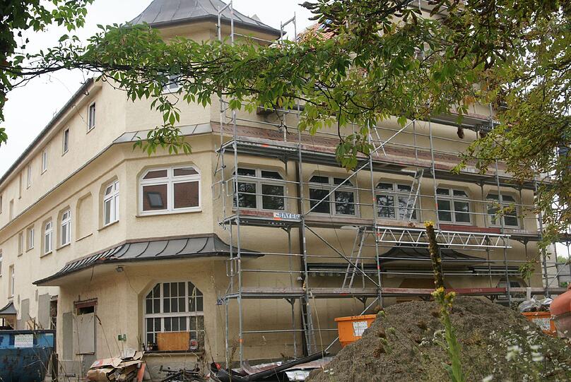 Noch ist das frühere &bdquo;Weiße Bräuhaus&ldquo; im Gerüst. Aus ihm soll jetzt das Wirtshaus &bdquo;Haderner Augustiner&ldquo; werden.