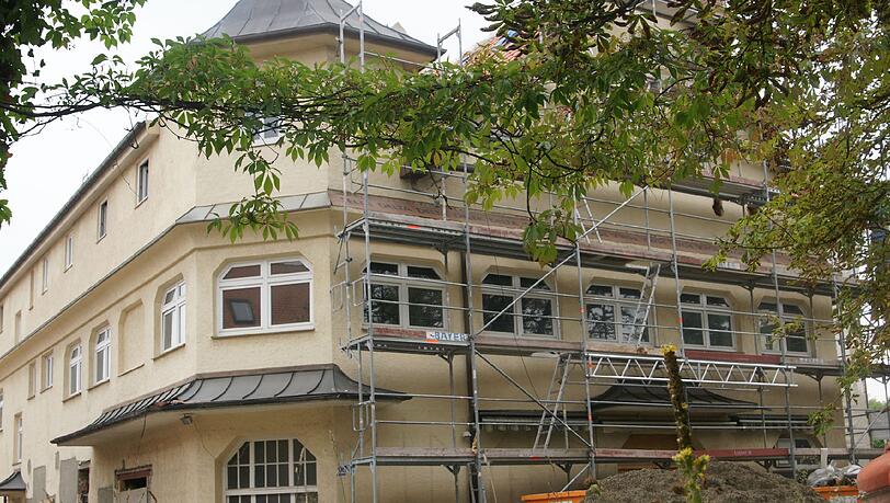Noch ist das frühere „Weiße Bräuhaus“ im Gerüst. Aus ihm soll jetzt das Wirtshaus „Haderner Augustiner“ werden. Noch ist das frühere „Weiße Bräuhaus“ im Gerüst. Aus ihm soll jetzt das Wirtshaus „Haderner Augustiner“ werden.